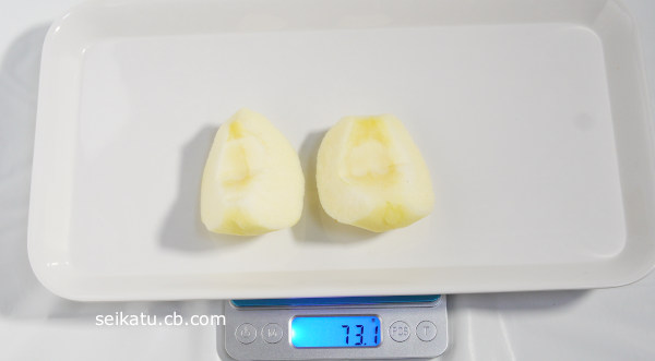 皮と芯を取ったりんご（小）半分の重さは73.1g