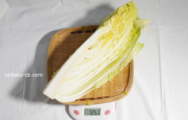 4分の1に切った大（L）サイズの白菜の重さは725.1g