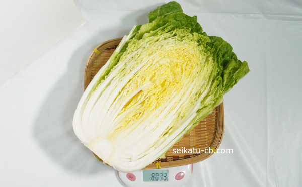 半分に切った白菜の重さは807.3g