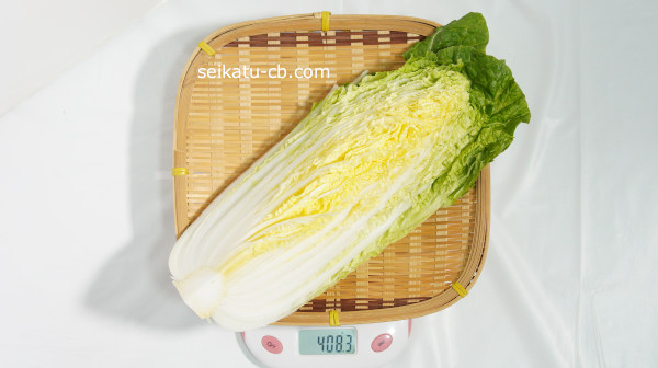 4分の1に切った白菜の重さは408.3g