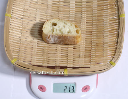 3cmの厚さで真横に切ったフランスパン（バゲット）1枚の重さは21.3g