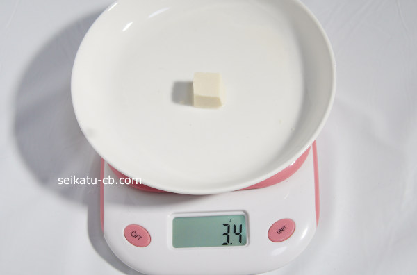 1.5cm�Ѥ��ڤä���Ʀ��3�ĤνŤ���3.4g