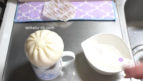 マグカップに肉まんをのせる