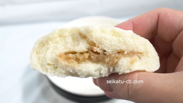 マグカップにのせてレンジで加熱した肉まんの断面