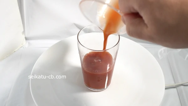 �ȥޥȥ��塼��100ml�򥳥åפ�����