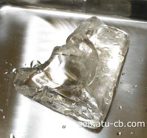 透明な氷の欠片