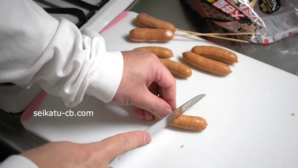 ウインナーに切り込みを入れる