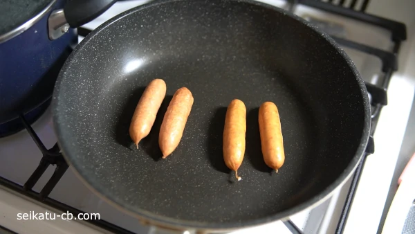 ウインナーをフライパンで焼く