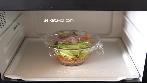 ボウルに焼きそばの材料を入れてレンジで加熱する