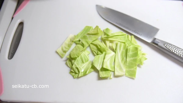 キャベツをカットする