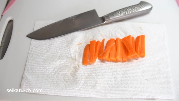 にんじんを短冊切りにする