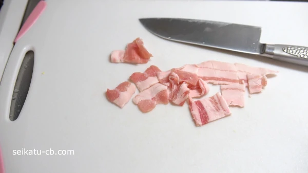 豚バラを食べやすい大きさにカットする