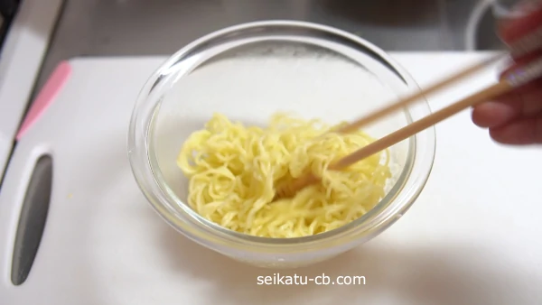 レンチンしたまるちゃんの袋麺焼きそばを箸でほぐす