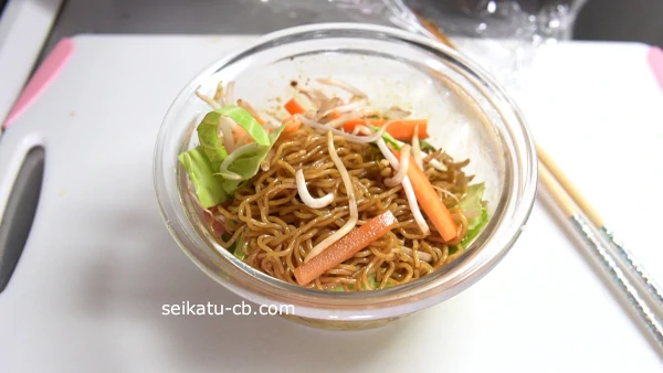 まるちゃんの袋麺焼きそばに豚バラ、キャベツ、にんじん、もやしを加えて混ぜる