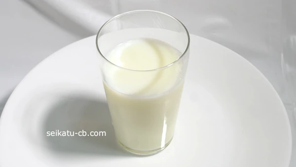 コップについだ無脂肪牛乳