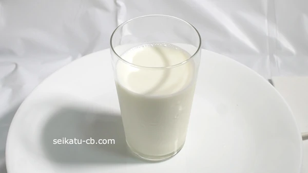 コップについだ価格の安い牛乳