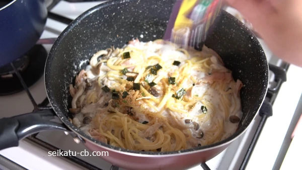 ゆでたパスタと煮汁に松茸の味お吸い物をふりかける