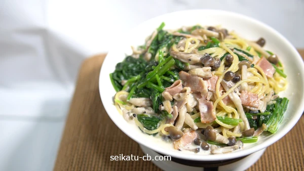 松茸風味のほうれん草ときのこのクリームパスタ