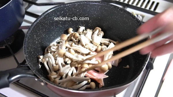 しめじと薄切りベーコンを炒める