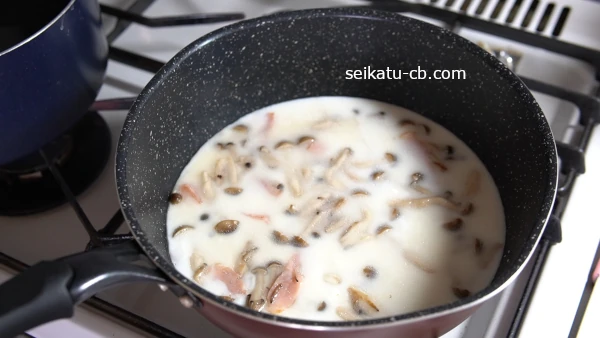 牛乳と水を加えて一煮立ちさせる