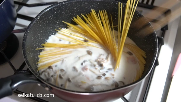 煮汁にパスタを加えてゆでる