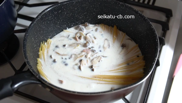 パスタ麺全体が煮汁に浸かる