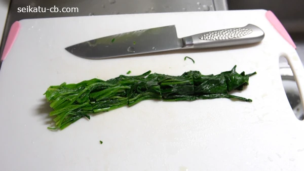 ゆでたほうれん草をカットする