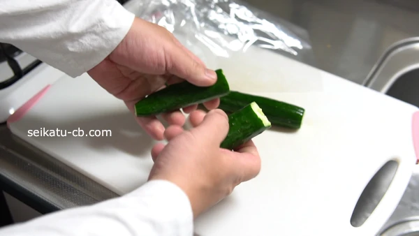 きゅうりを手で半分に折る