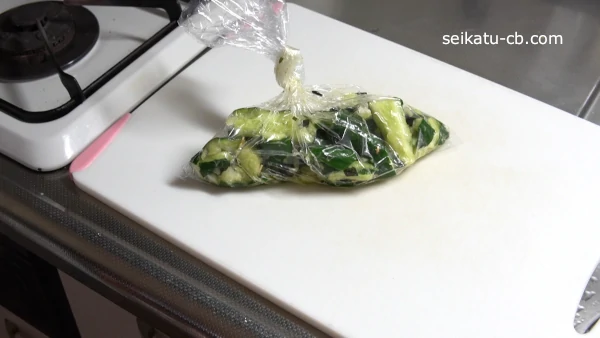 松茸のお吸い物を加えたきゅうりの袋をしめて冷蔵庫に置いておく