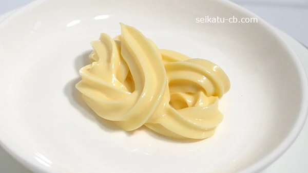 皿に取ったキューピーマヨネーズ