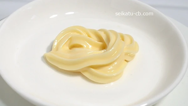 皿に取った価格の高いマヨネーズ