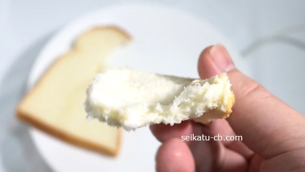 ちぎった山型の食パンの上部