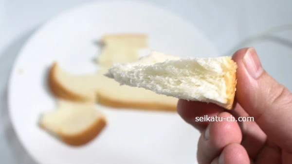 ちぎった山型の食パンの下部