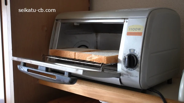 山型と角形の食パンをトースターで焼く