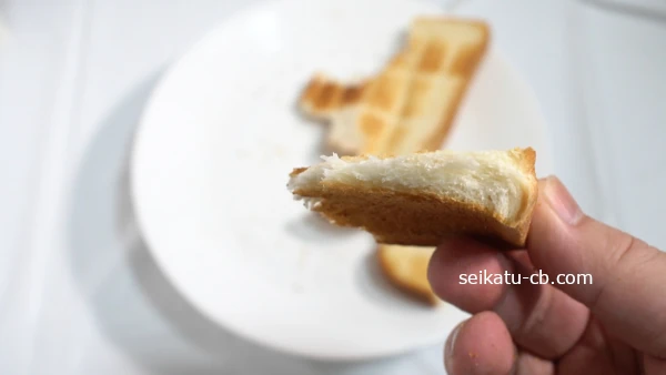 トースターで焼いた山型の食パンの底の方