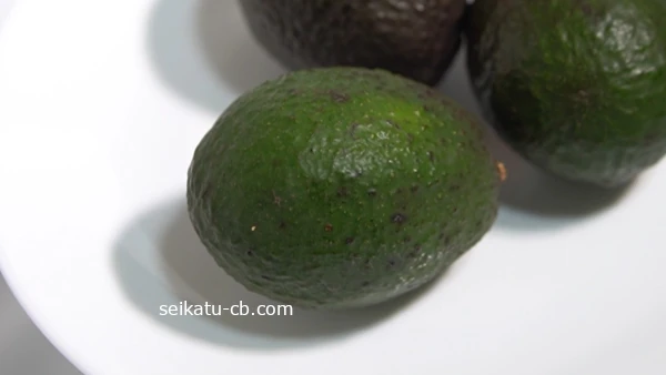 未熟で青いアボカド
