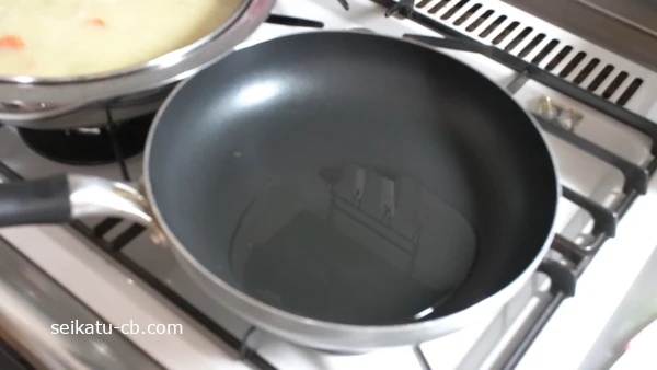フライパンにサラダ油をひく