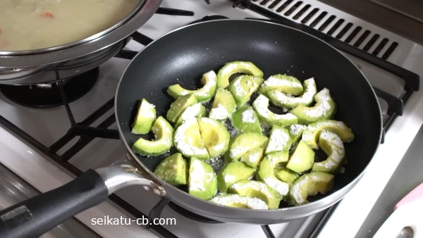 片栗粉をふった固いアボカドをフライパンで揚げ焼きにする