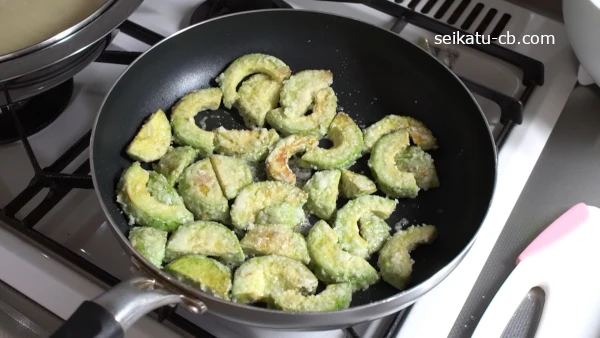 アボカドを返してさらに揚げ焼きにする