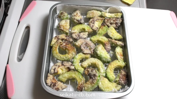 揚げ焼きにしたアボカドをトレイに取る