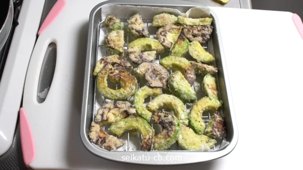 揚げ焼きにしたアボカドに塩こしょうをふる