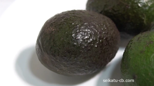 熟して黒っぽいアボカド
