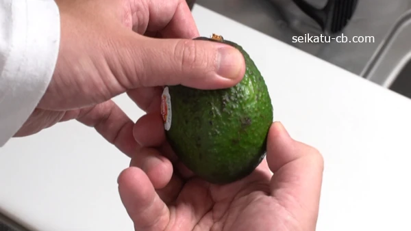 未熟なアボカドは指で押しても固い