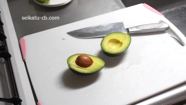アボカドを半分にカットする