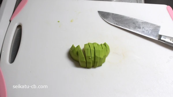 アボカドの皮をむいて切り分ける