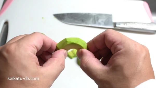 まだ固い切り分けたアボカド