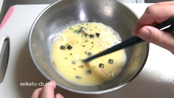 溶き卵に松茸の味お吸い物を入れて混ぜる