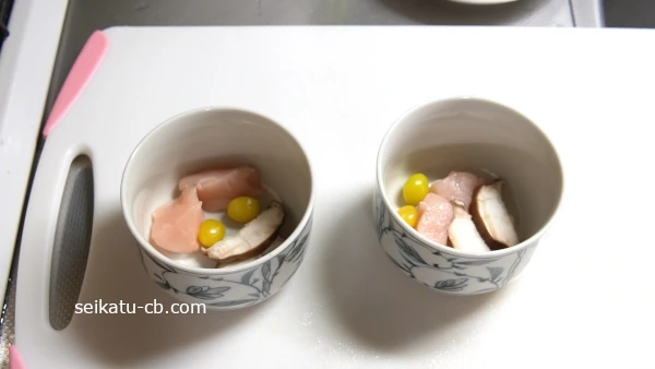 茶碗に銀杏としいたけと鶏ささみを入れる