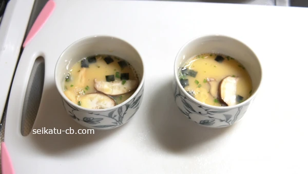 茶碗に卵液を注ぐ