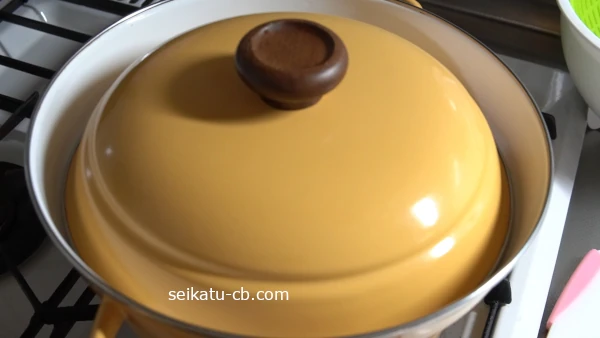 蒸し器にふたをする